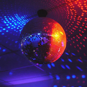 зеркальные шары для дома и дачи